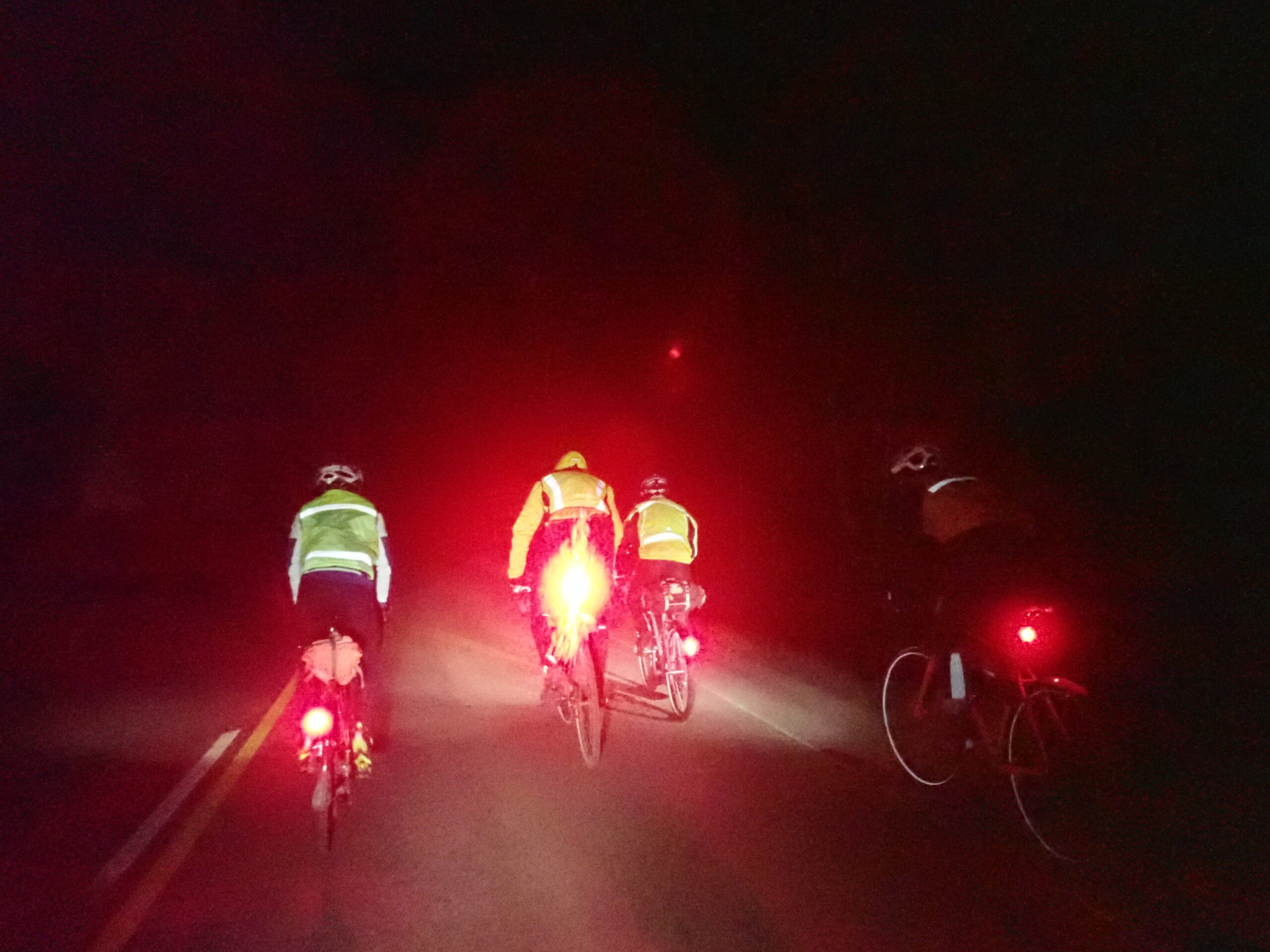 Pyöräilijöitä pimeällä tiellä